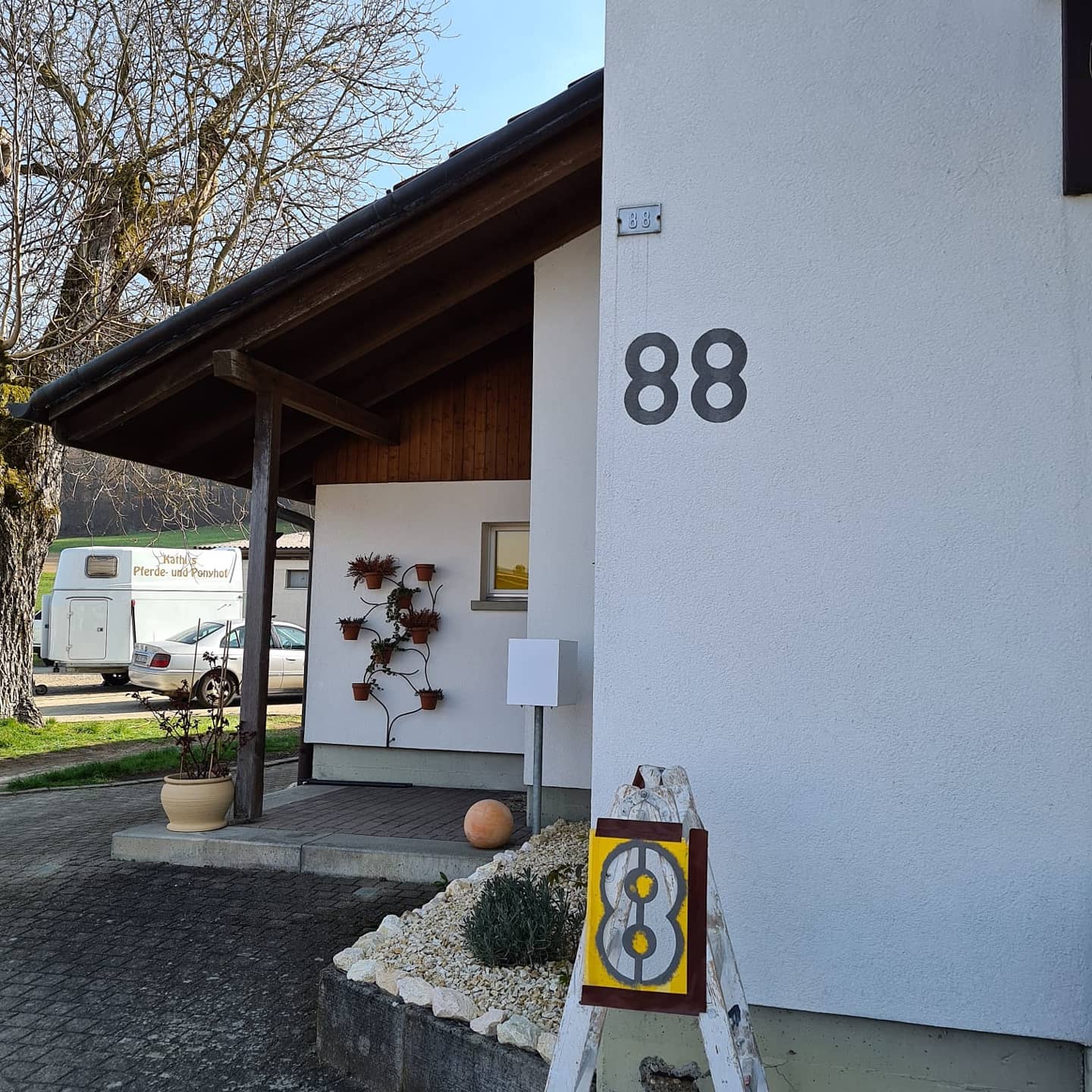 Hausnummer von Hand beschriftet